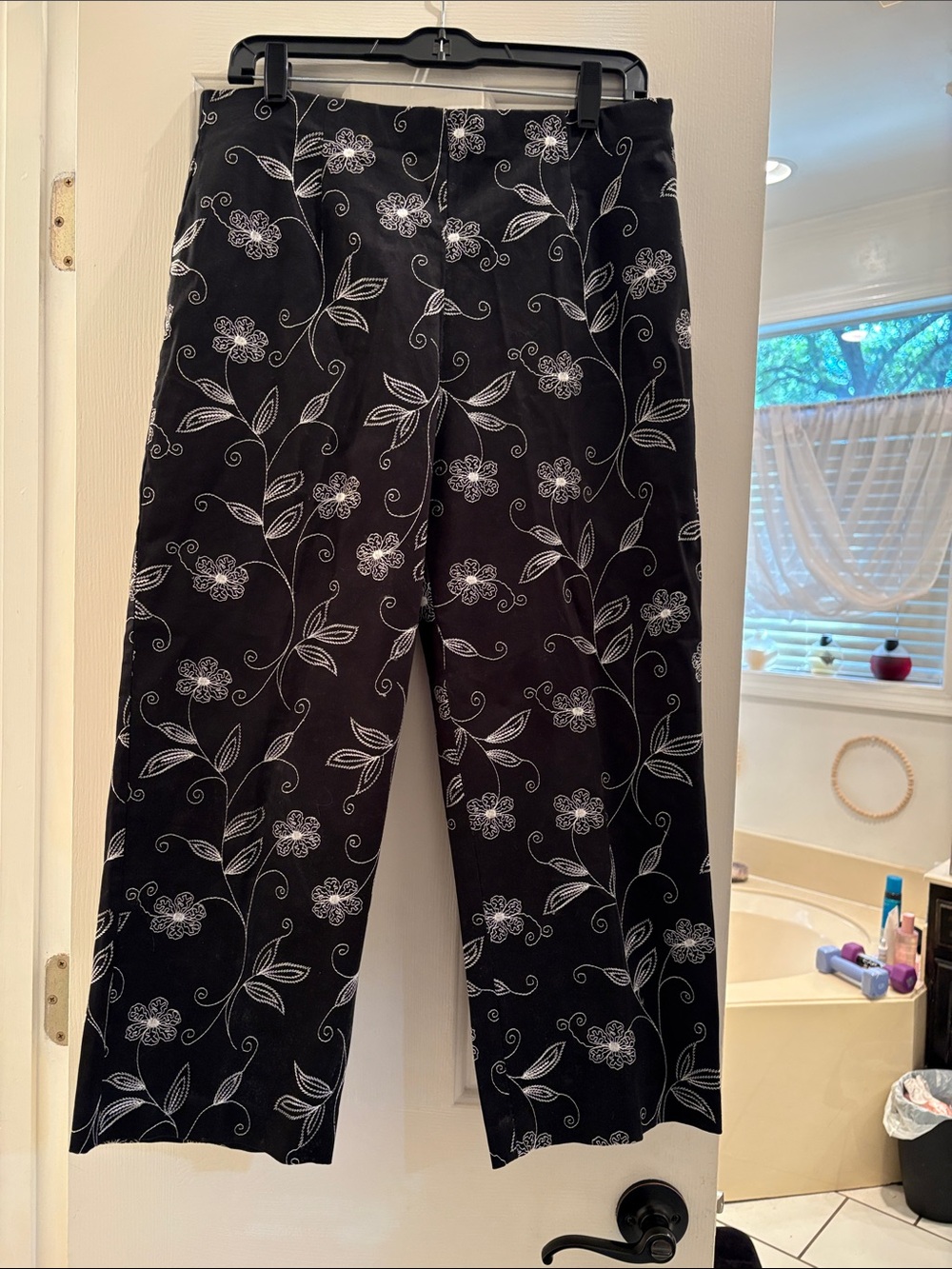 David Paul New York Black Floral Cropped Pants - Classic Ankle Trousers.